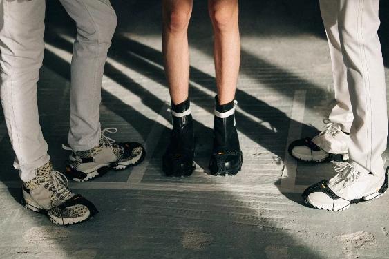 有许多配件的球鞋,如何让你的球鞋看起来更高级