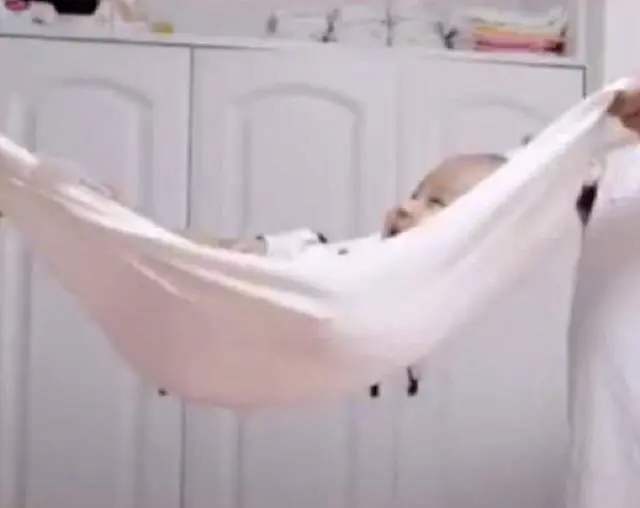 和宝宝大眼瞪小眼,亲子互动哄萌娃