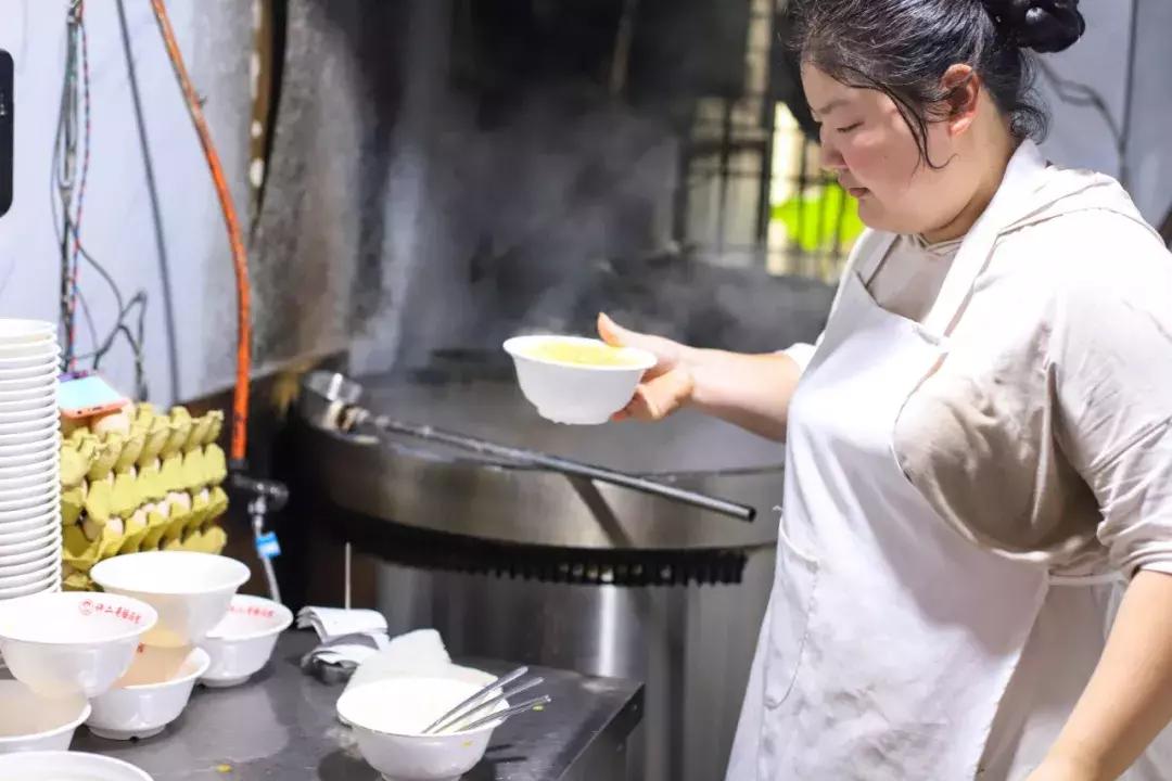 从摆摊到开店，阜阳20多年的早餐店，生意火到老板需要拿话筒喊号