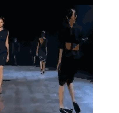 模特走路摔倒,模特走t台摔倒