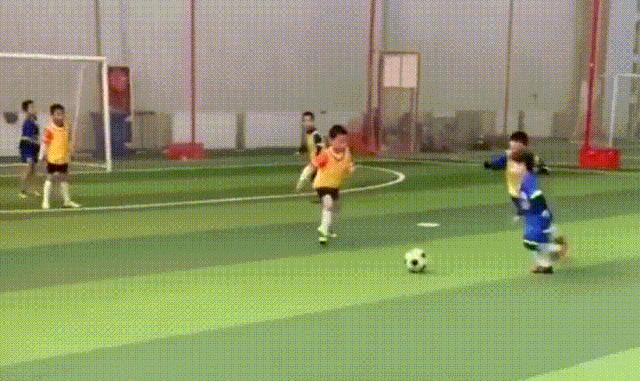 6岁男孩球技,6岁足球过人