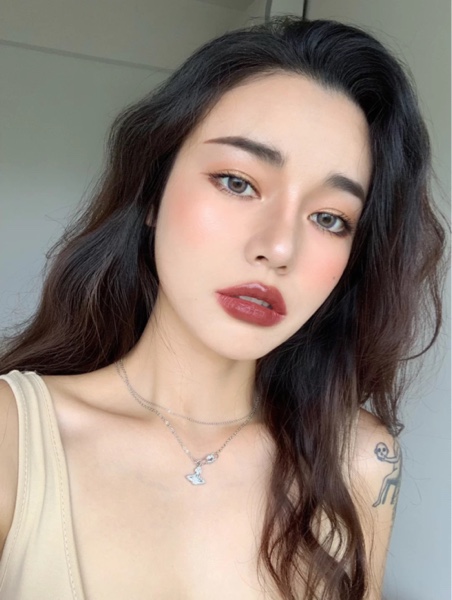 适合夏季的热门口红试色来了，黄皮白皮都适合，快看你最中意哪只