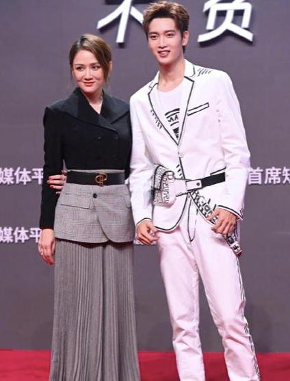 腾讯发布会红毯现场：热巴秀长腿，杨超越甜美，童瑶得罪造型师？