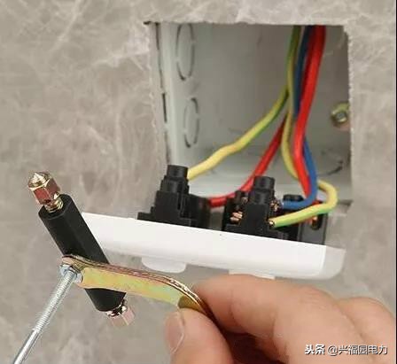 插座底盒螺丝孔大怎么处理,插座螺丝孔坏了怎么修补