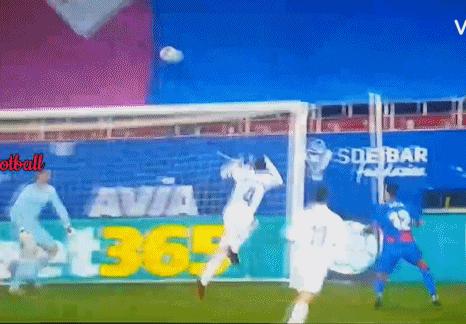 又是皇马!兽腰禁区拉人漏判点球,三天前队长手球直接不看VAR