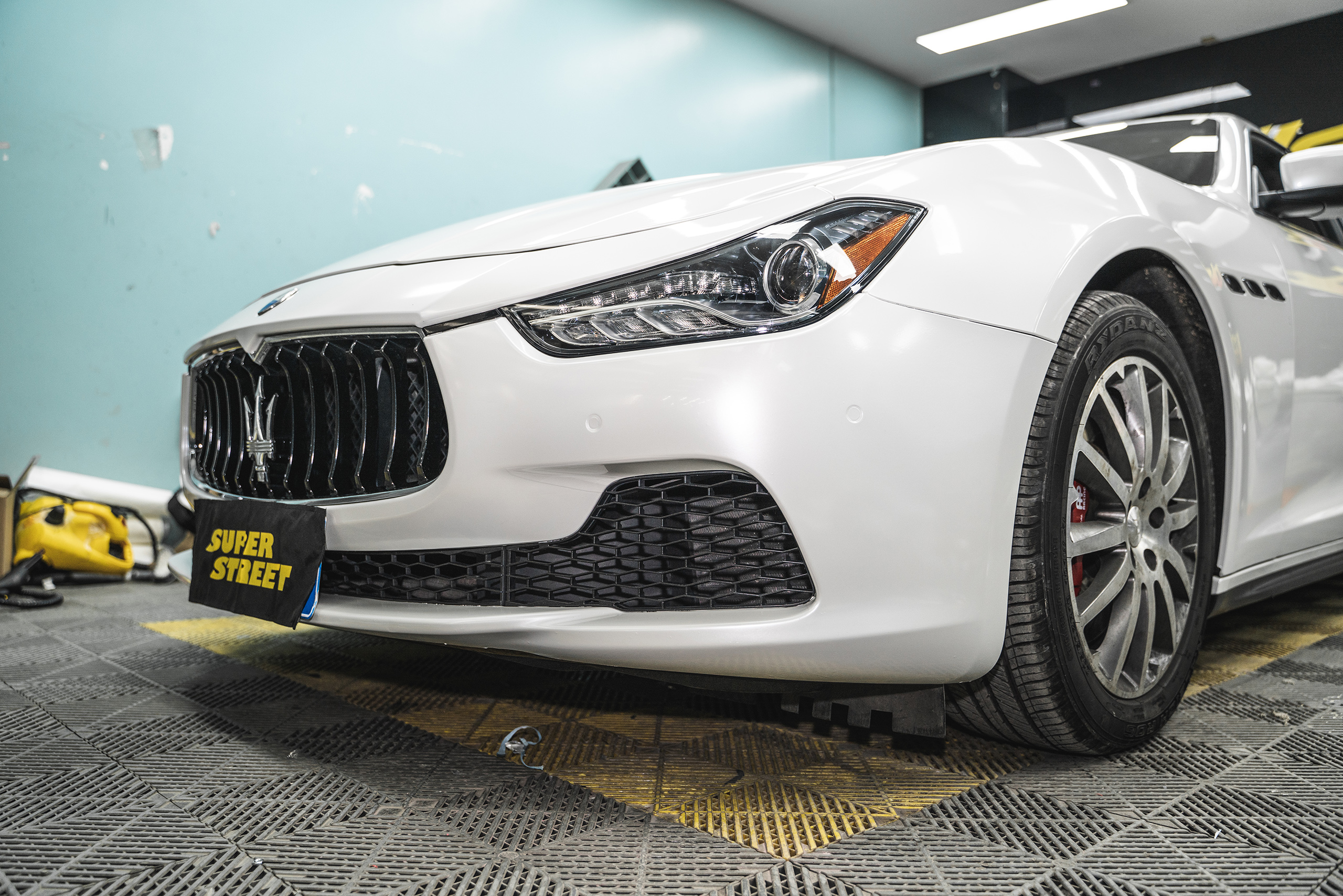 玛莎拉蒂吉博力汽车贴膜改色,superstreet改装