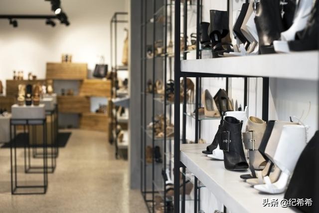 宁静穿的雨靴什么牌子,宁静穿巴黎世家鞋