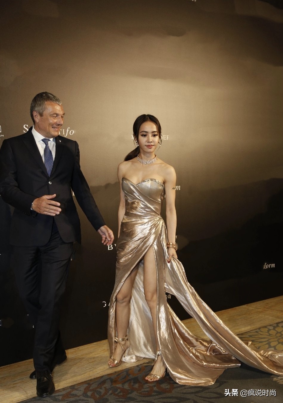 蔡依林又现身穿搭开叉裙,蔡依林露背波点连衣裙