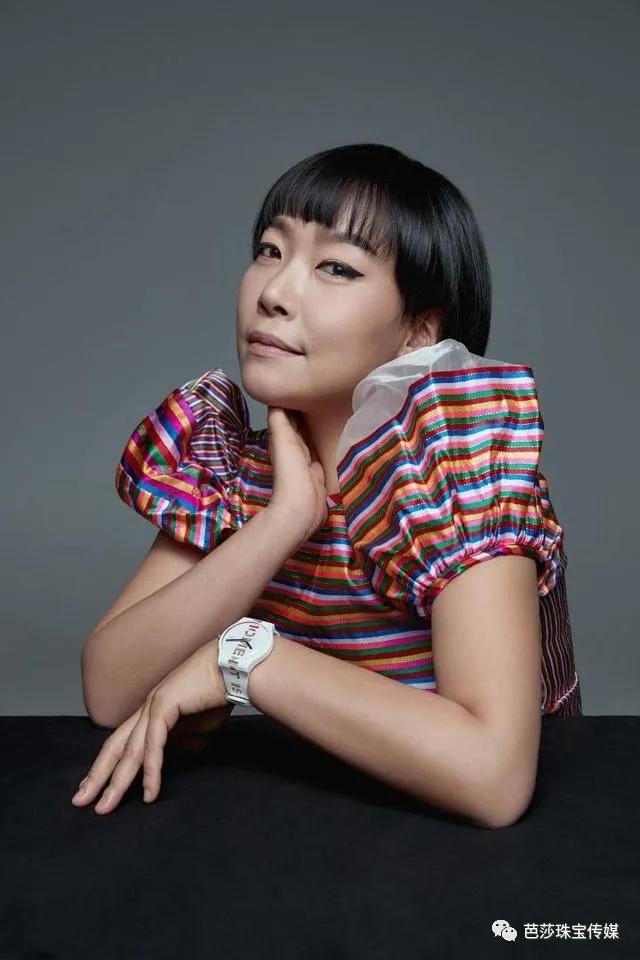 村上隆联名表出圈，谁说打工人配不上艺术表？