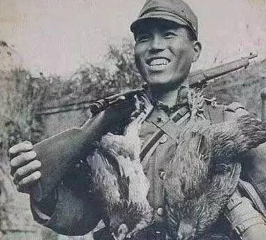 抗战后期日本人用军火来换粮食,抗日战争结束后的日本兵跑到农村