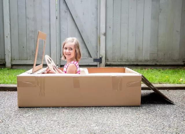 废旧纸盒制作儿童玩具房子,用纸箱做大黄蜂汽车详细教程