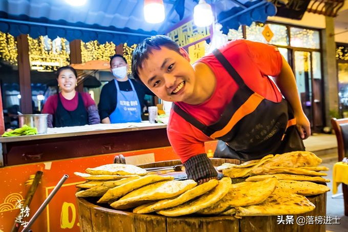 安徽滁州有一座定远古城，有1500多年历史，晚上比白天还热闹