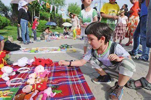 孩子要钱父母该怎么做,当孩子向你伸手要钱可别这么做