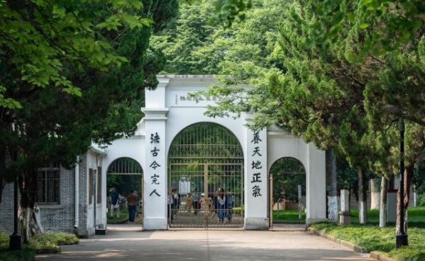 别以为就五院四系法学厉害，这所大学排名第16，超越大部分985