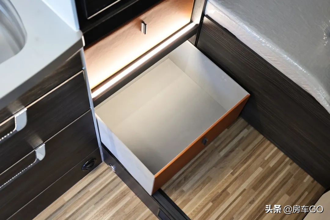 这台房车有5种充电方式，车内电器语音控制，卫生间也是干湿分离