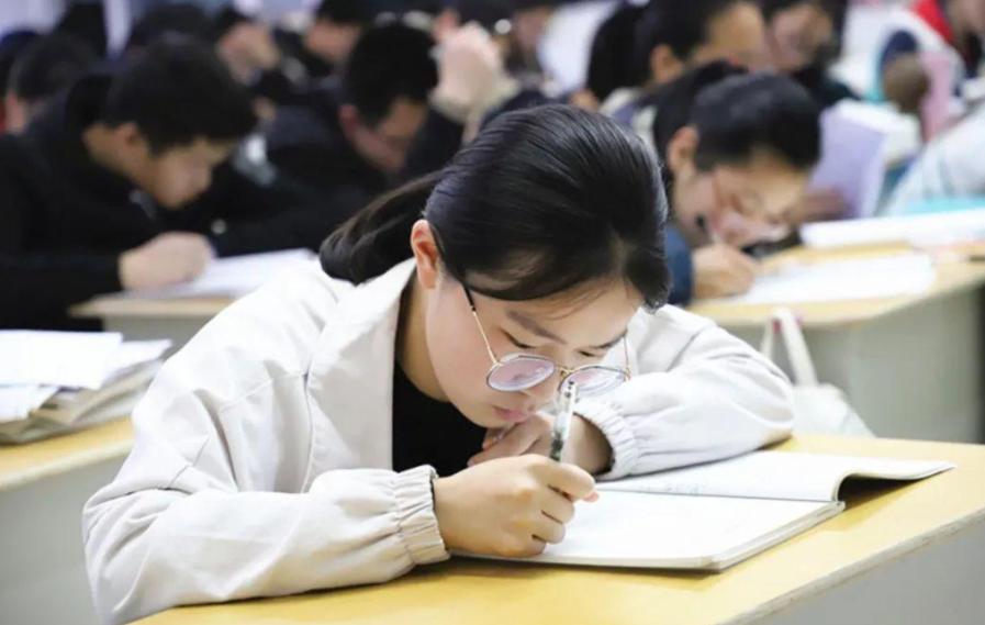 大学生为了逃课假扮老奶奶,大学生为了社团逃课