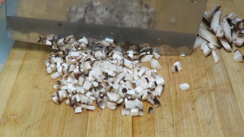 香菇牛肉酱制作绝密配方视频,教你在家制作牛肉香菇酱香辣下饭