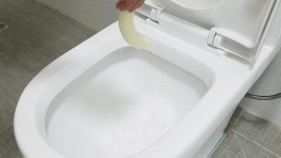 上厕所被水花溅到怎么处理,小便时被马桶水溅到了怎么处理