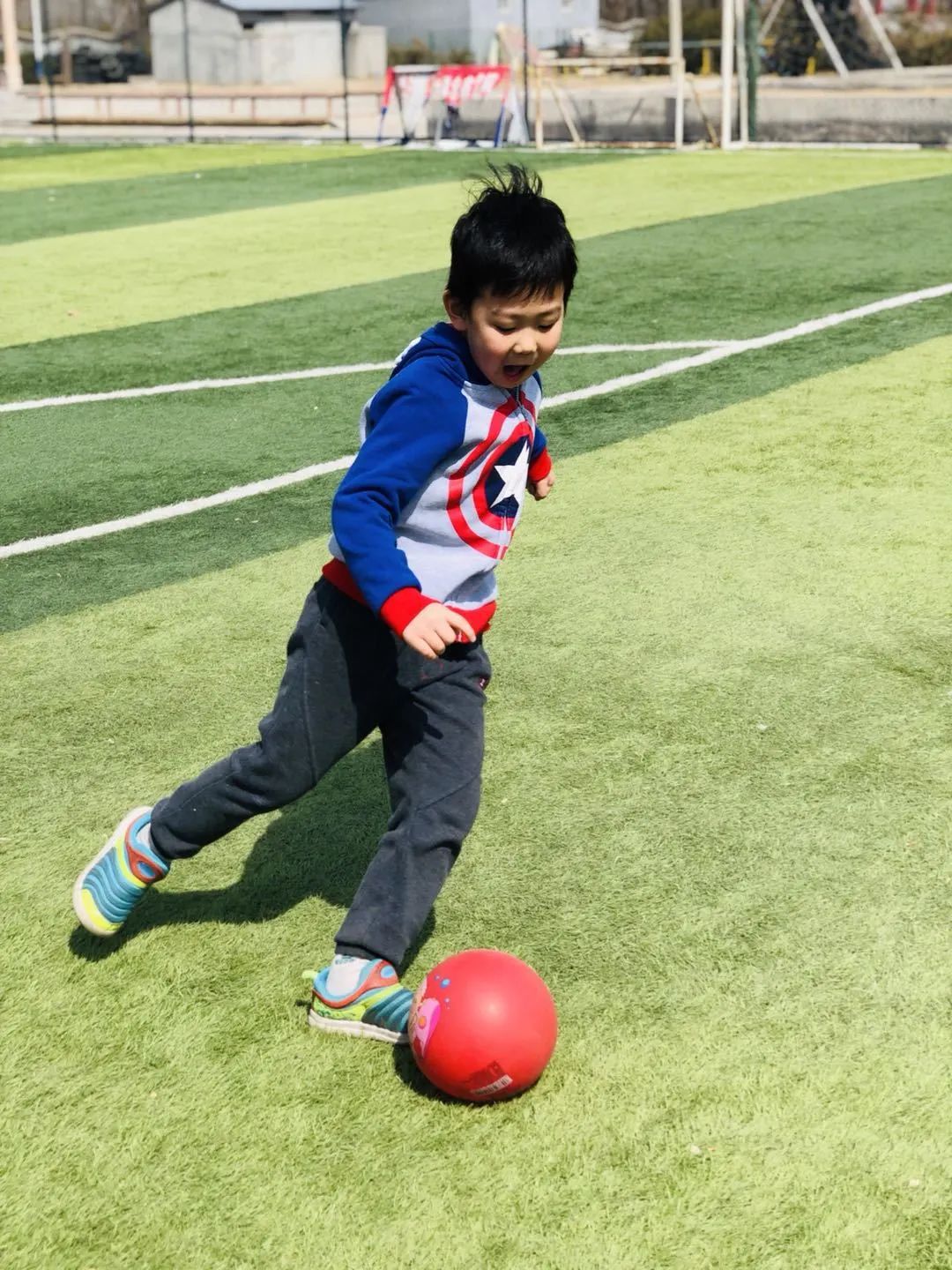 胡同看足球,胡同里踢足球教学视频