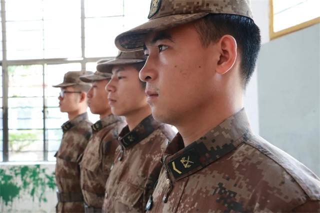 排雷英雄杜富国事迹图片,排雷英雄杜富国授勋荣誉称号仪式