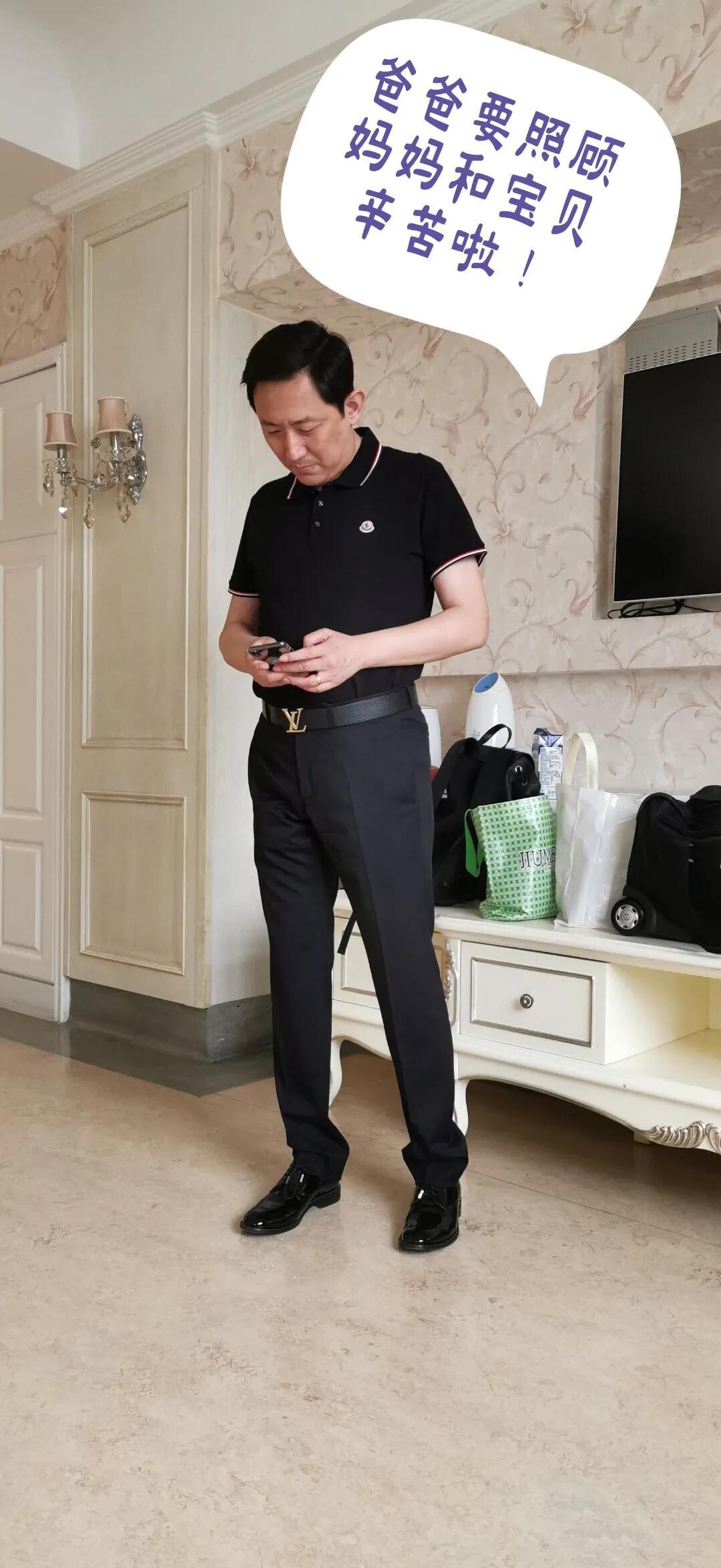 36岁世界冠军喜得贵子,50岁富豪老公现身,奢侈品皮带抢眼