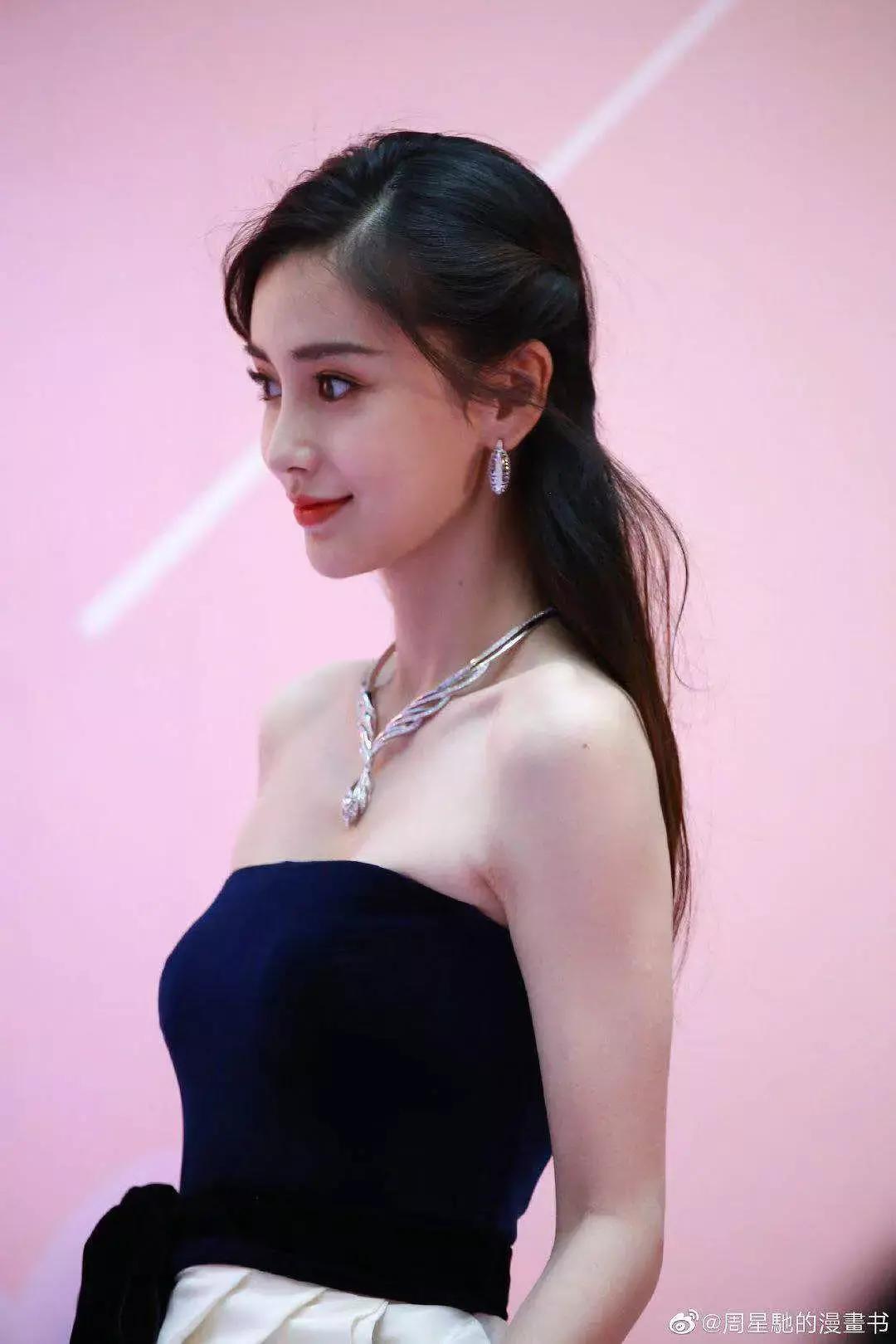 最新机场生图，章若楠素颜真的很真实，ab下身穿搭是学杨幂的吗？