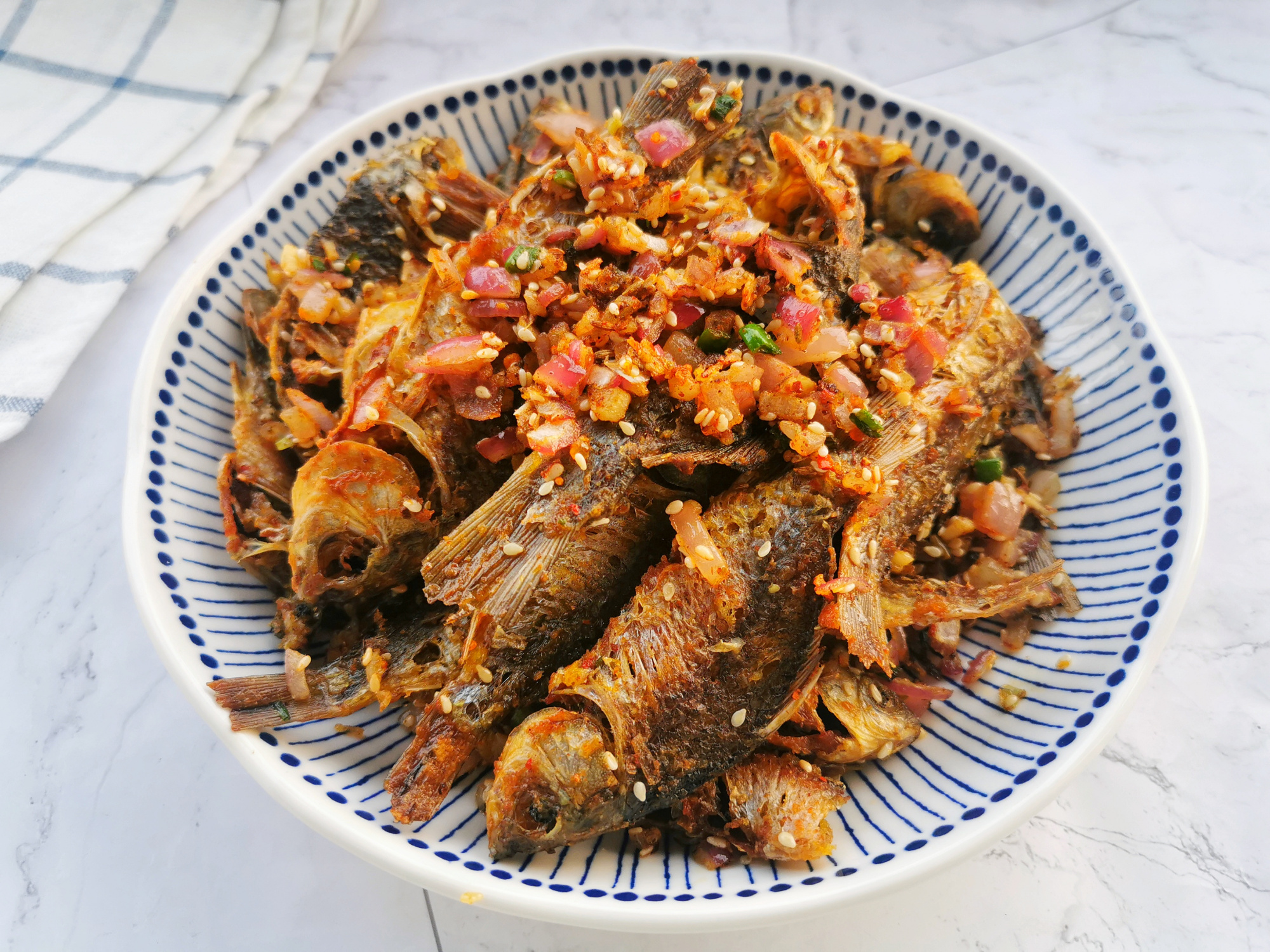 酥炸小鲫鱼怎么做不掉皮,炸小鲫鱼怎么做又酥又脆好吃