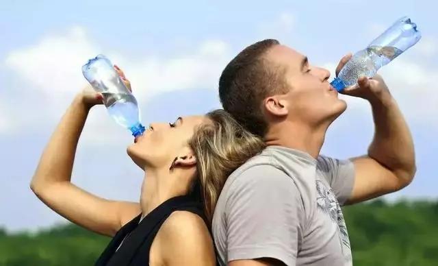 野外求生净化水的方法,野外生存取水的正确方法