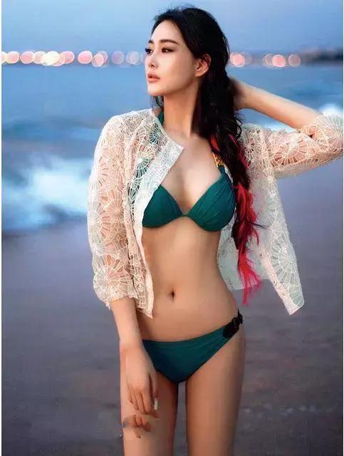 蒋欣和娜扎合影,21岁的娜扎和40岁的蒋欣