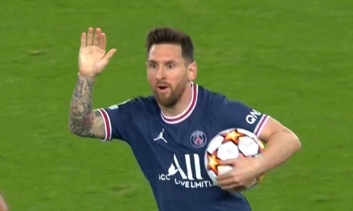 梅西开局献金球，逆境又翻盘！小罗老大哥也在场观战