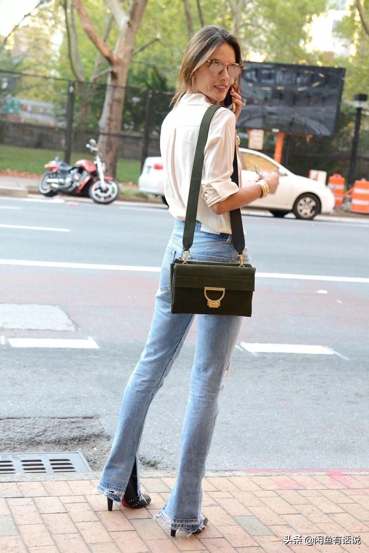 什么材质的小脚裤显瘦不臃肿,小脚裤已过时今年流行丝绒阔腿裤