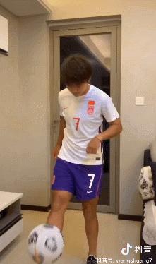 王霜女足披红旗,王霜身披中国球衣