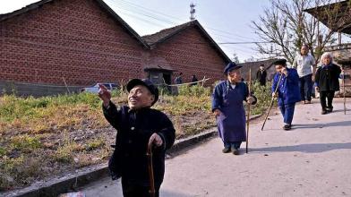 全国第一大矮人,我国唯一的矮人村