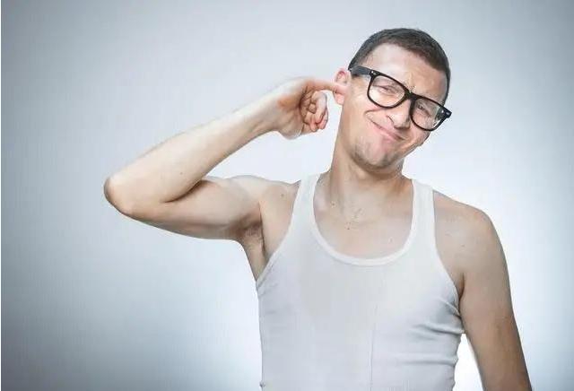 为什么有的人耳屎干的有的是湿的,为什么有的人的耳屎是湿的