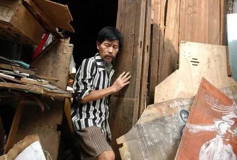 64岁疯子画家痴迷画画，作品堪称毕加索，专家痛批：小学生水平