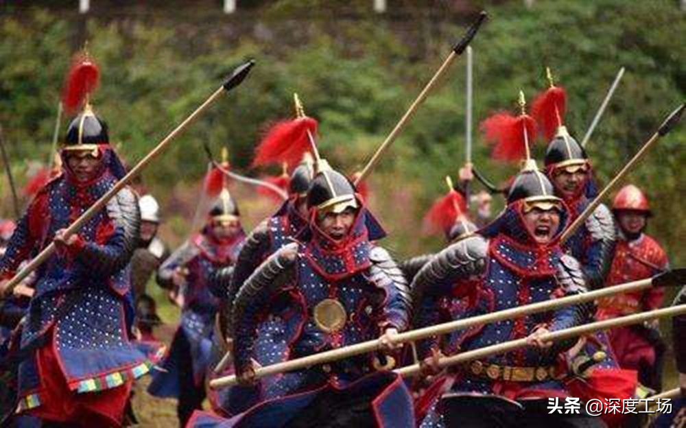 高原肉搏！迷彩军大衣厚实，不怕棍棒工兵铲：防御力远超羽绒服