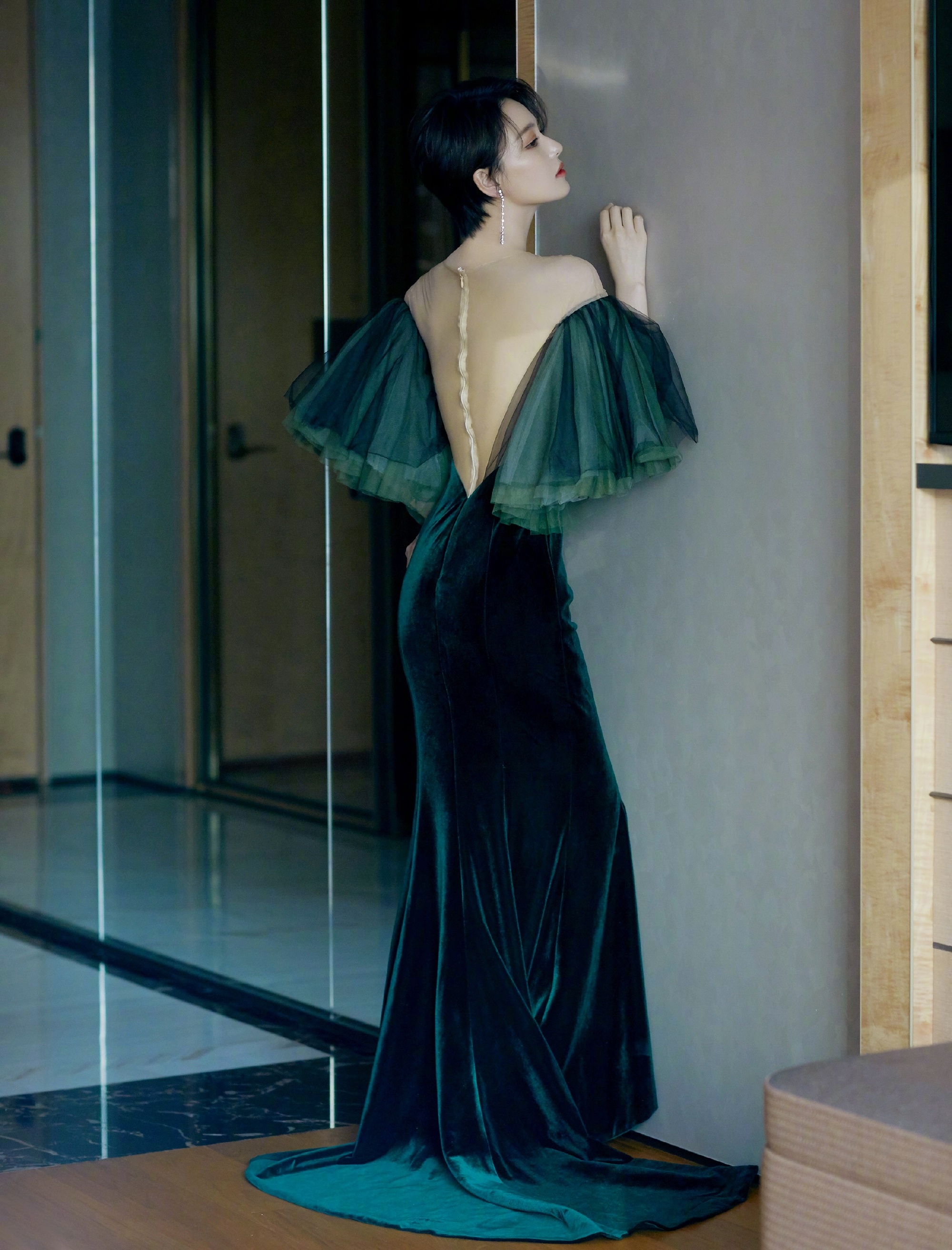 军嫂张馨予穿粉裙尽显娇艳,升级辣妈