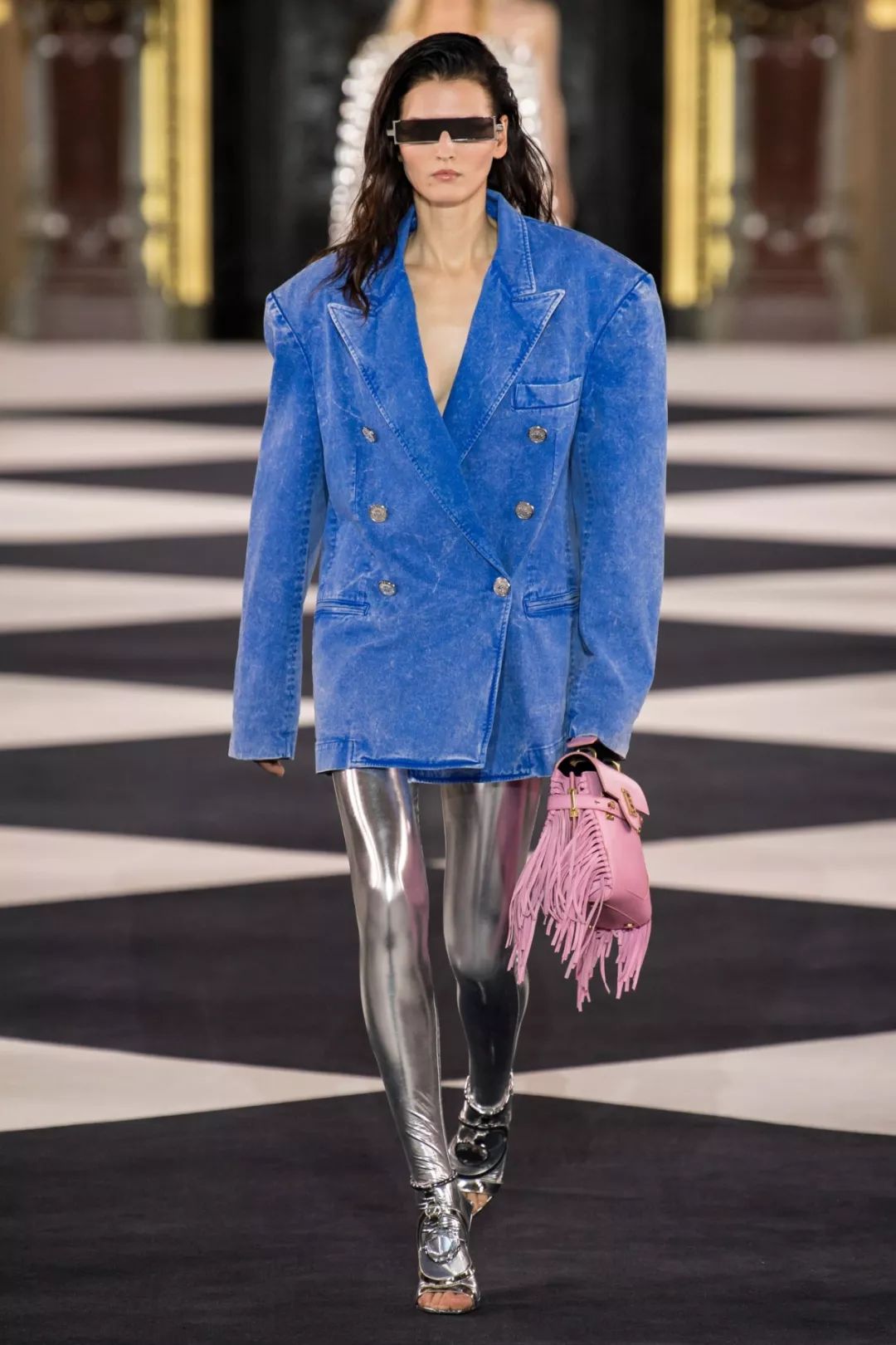 2020流行什么颜色的衣服,今年最流行的衣服颜色是什么颜色