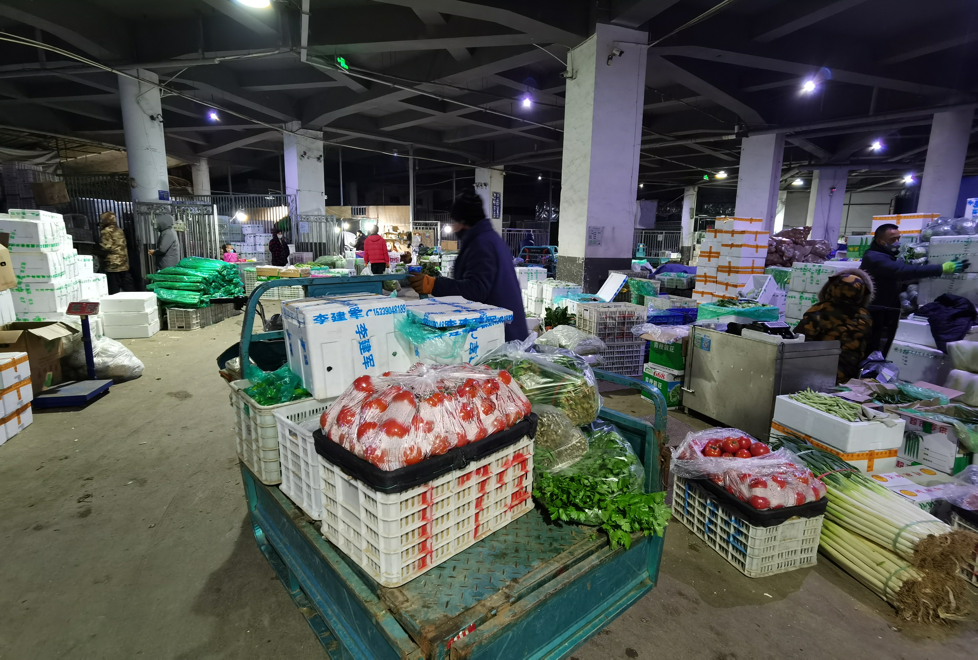 价稳量足!凌晨三点青岛早报记者直击抚顺路批发市场开市第一天