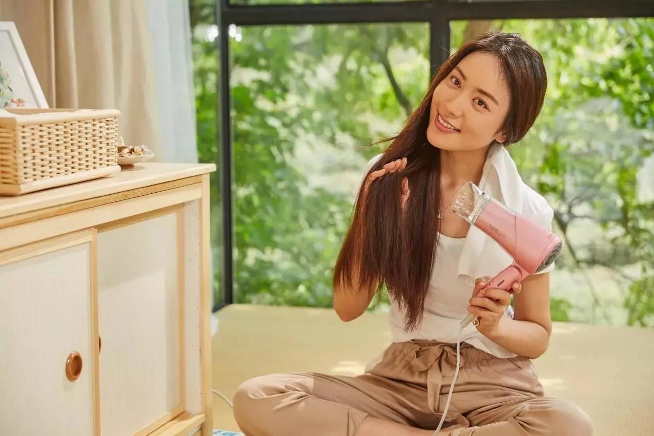 吹风机里缠入了头发如何清理？赶紧收藏学习吧！