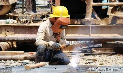 有人说，农民工一年赚6万一天赚300，比公务员还好，你怎么看