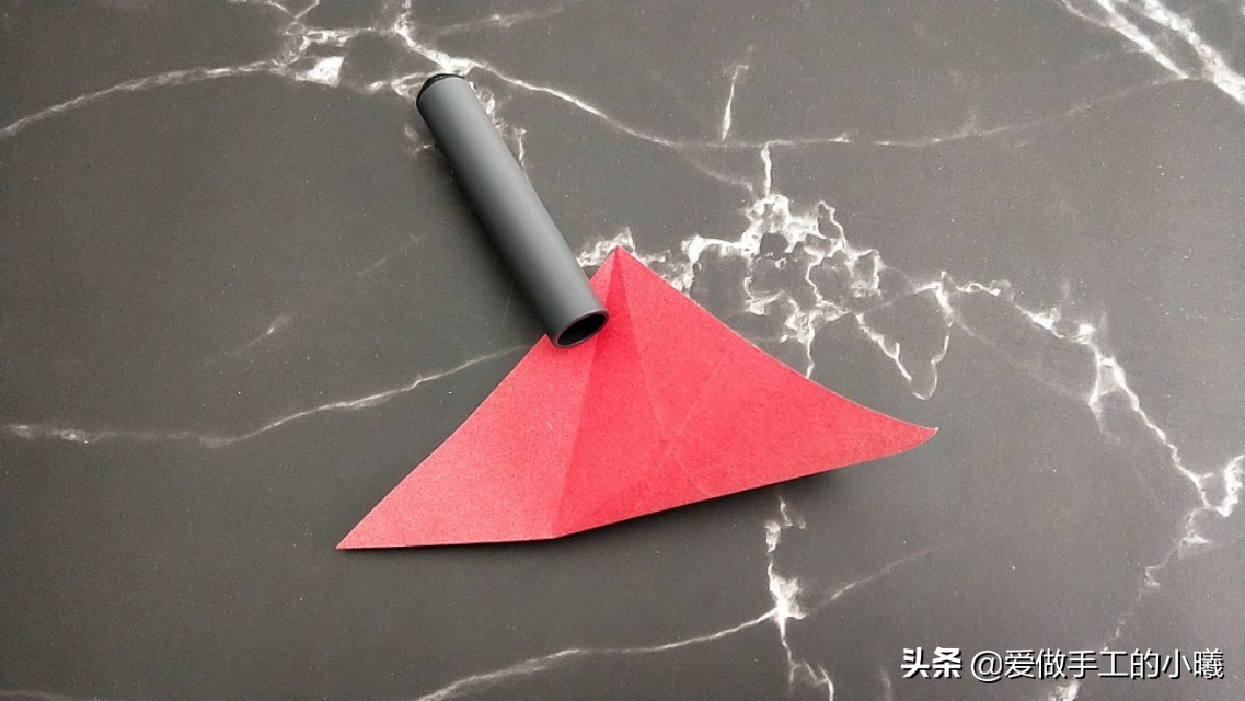 玫瑰花正方形折纸教程图解,怎么样用折纸叠出来简单的玫瑰花