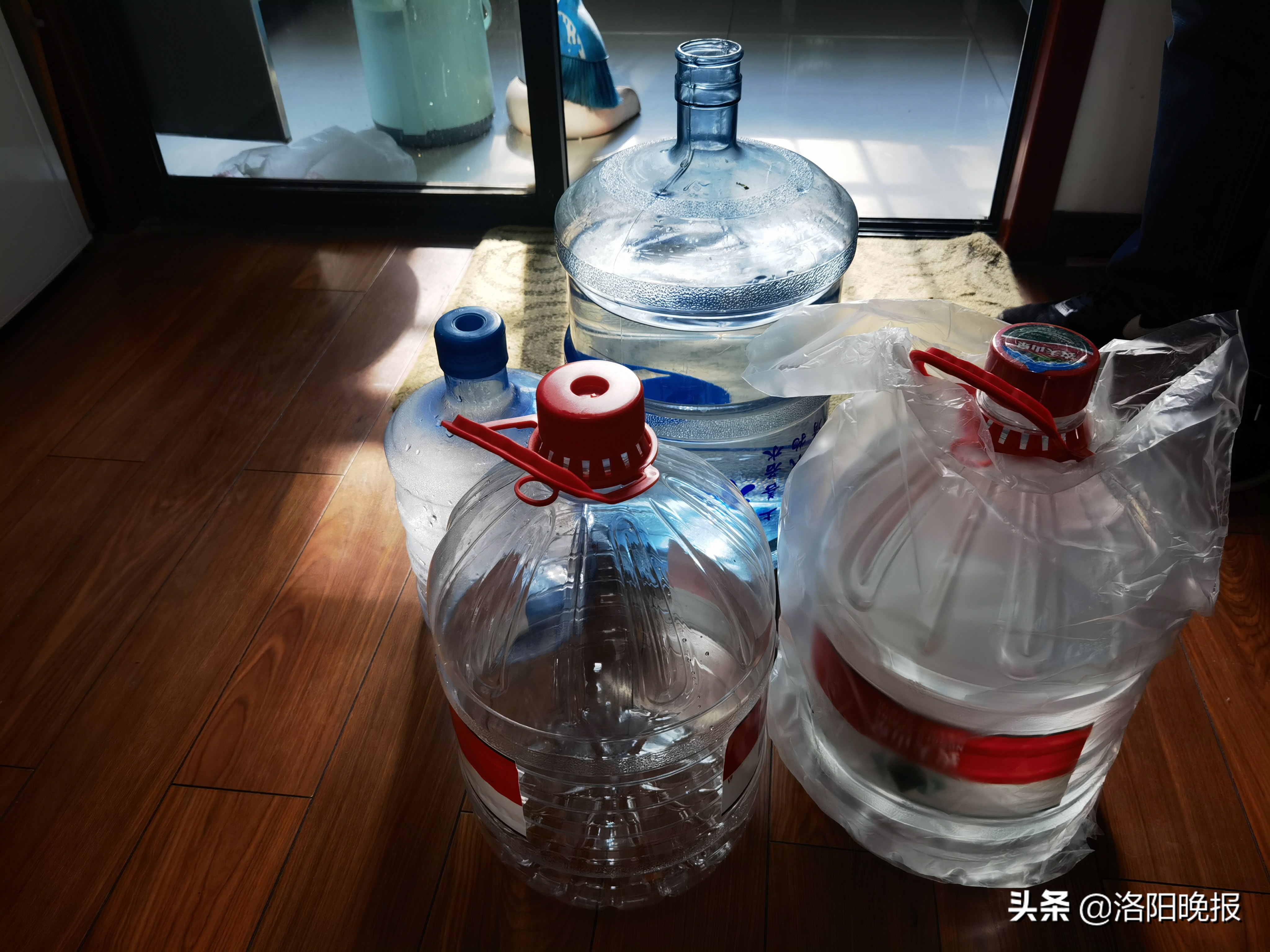 住户家中自来水变成鲜红色后续,居民家中下水管喷出大量污秽