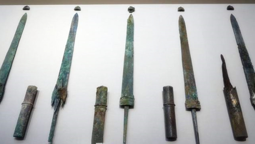 秦灭六国的兵马俑,秦兵马俑坑中发现秦始皇死后兵器