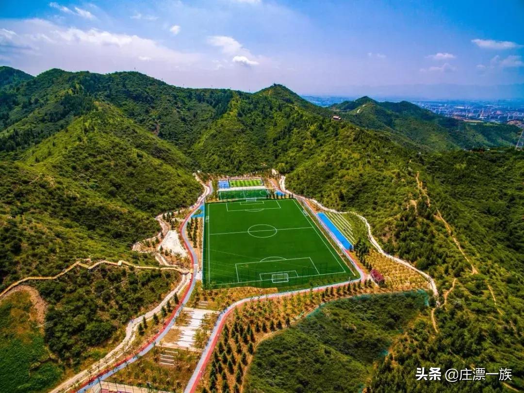 山顶真实足球场,足球场的高颜值图片