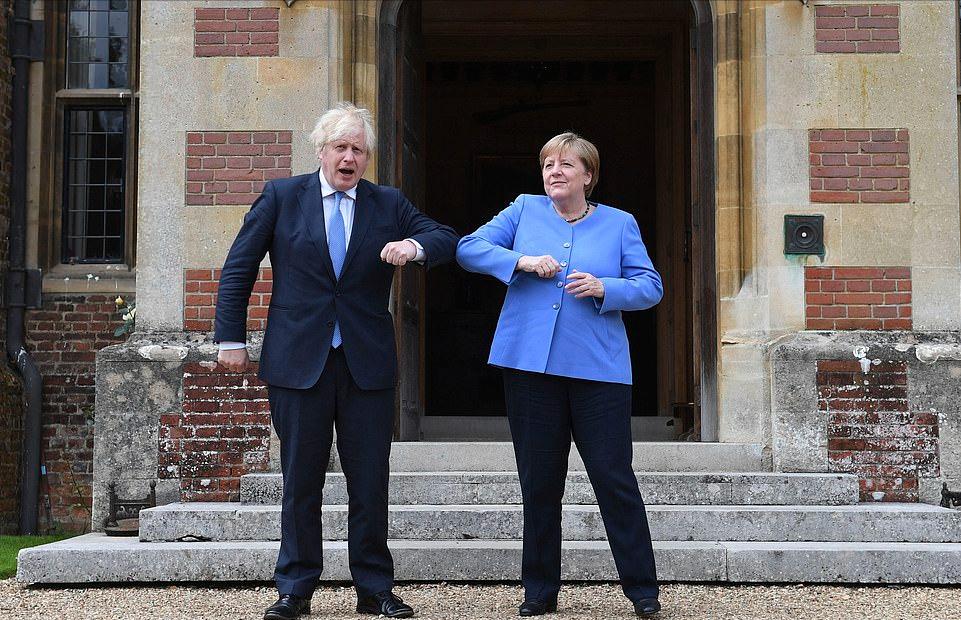 伊丽莎白女王接见默克尔,默克尔和英国女王