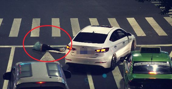 奇葩醉酒男把拱北闹市路口当床，铺上被子呼呼大睡！过往司机心惊胆战！