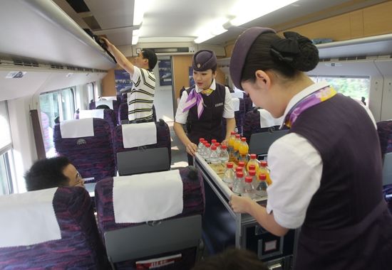 高铁餐吧服务员一份盒饭提成多少,高铁餐车服务员是干什么的