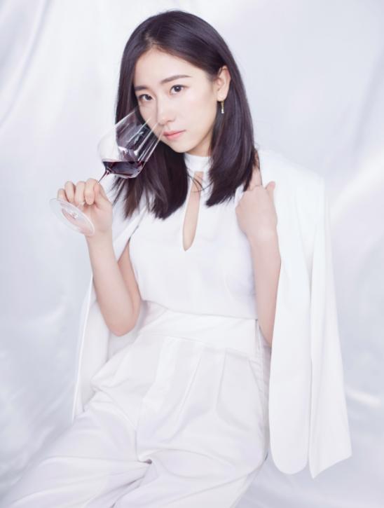 从留学女到醉鹅娘，从鄙视红酒却把红酒卖出2个亿，她经历了什么