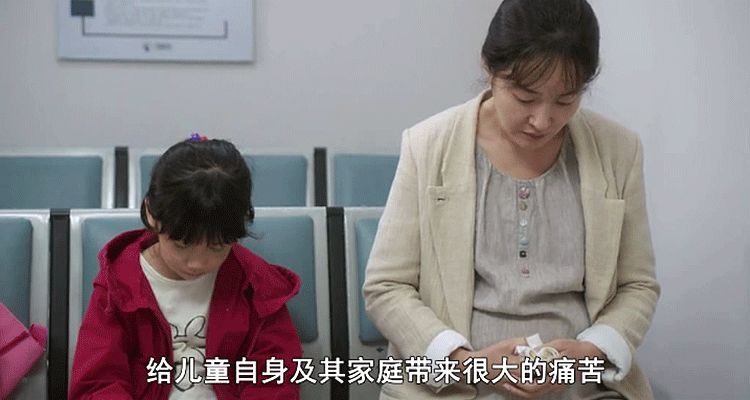 高铁上，父亲乱摸女儿：性盲比文盲更可怕